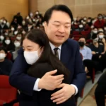 윤석열 대학생 포옹
